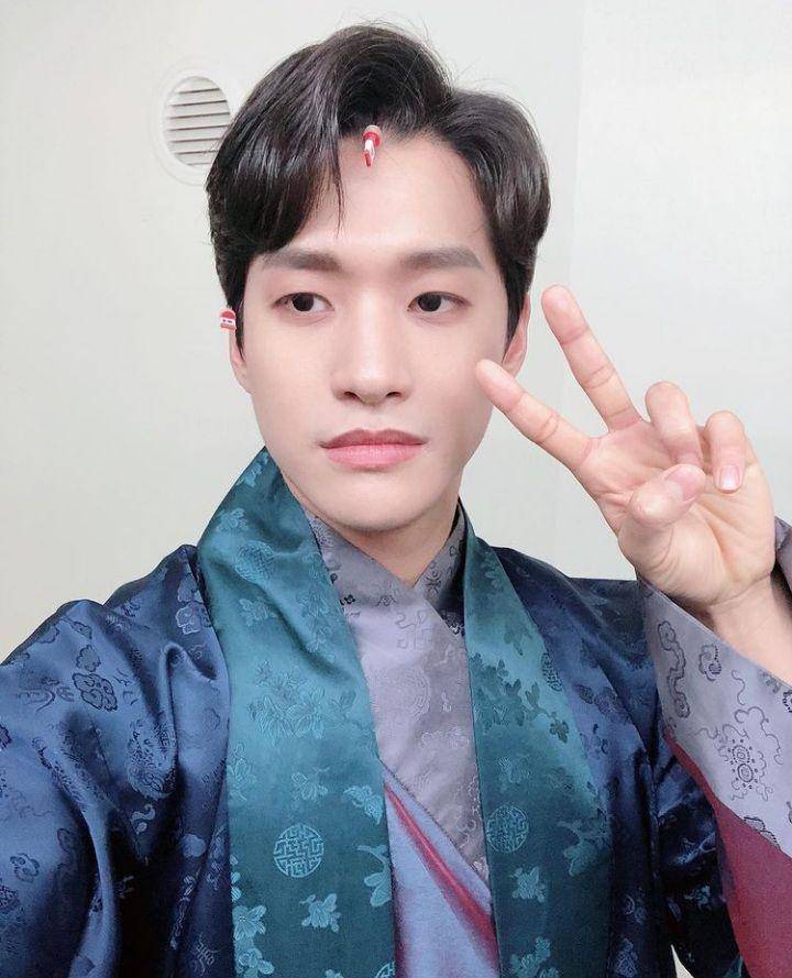 Jung Wook Jin polisi kocak di Youth of May (instagram.com/w00kjin)