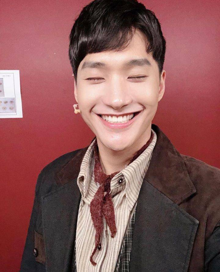 Jung Wook Jin polisi kocak di Youth of May (instagram.com/w00kjin)