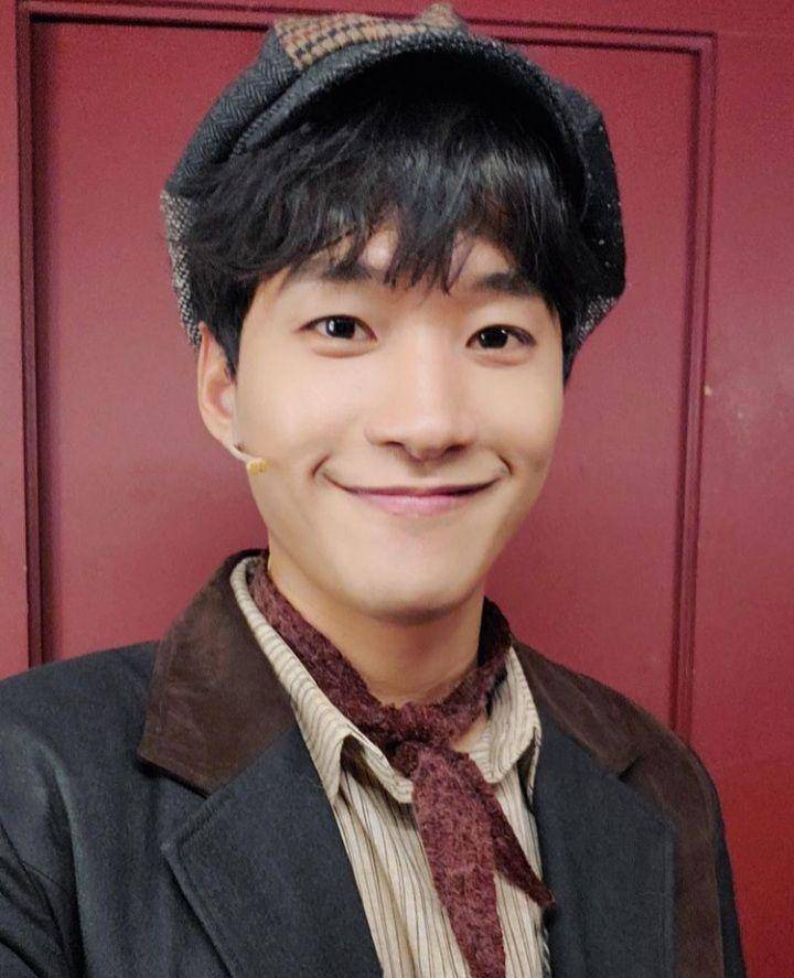 Jung Wook Jin polisi kocak di Youth of May (instagram.com/w00kjin)