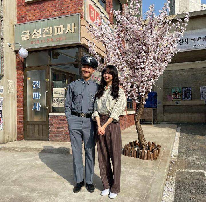 Jung Wook Jin polisi kocak di Youth of May (instagram.com/w00kjin)