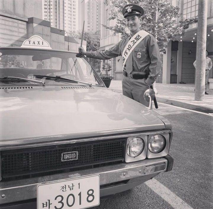 Jung Wook Jin polisi kocak di Youth of May (instagram.com/w00kjin)