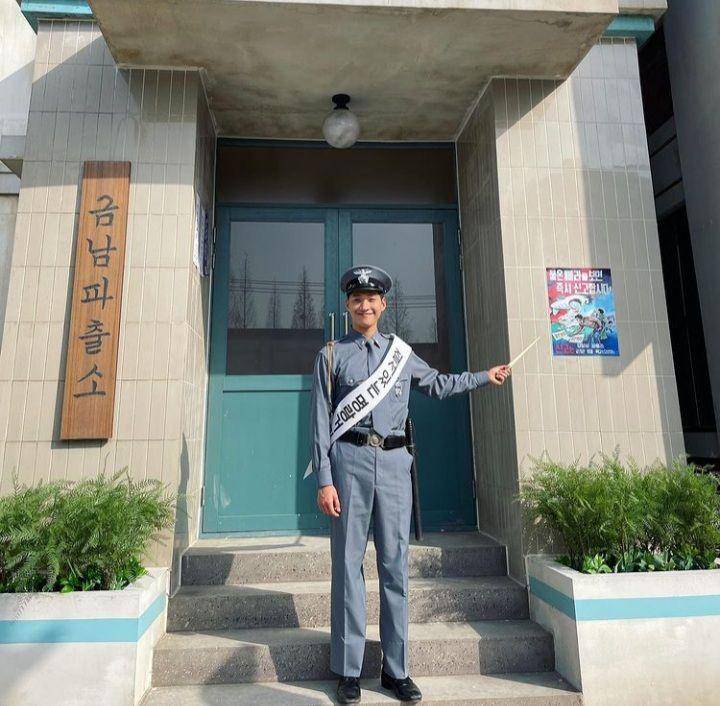 Jung Wook Jin polisi kocak di Youth of May (instagram.com/w00kjin)