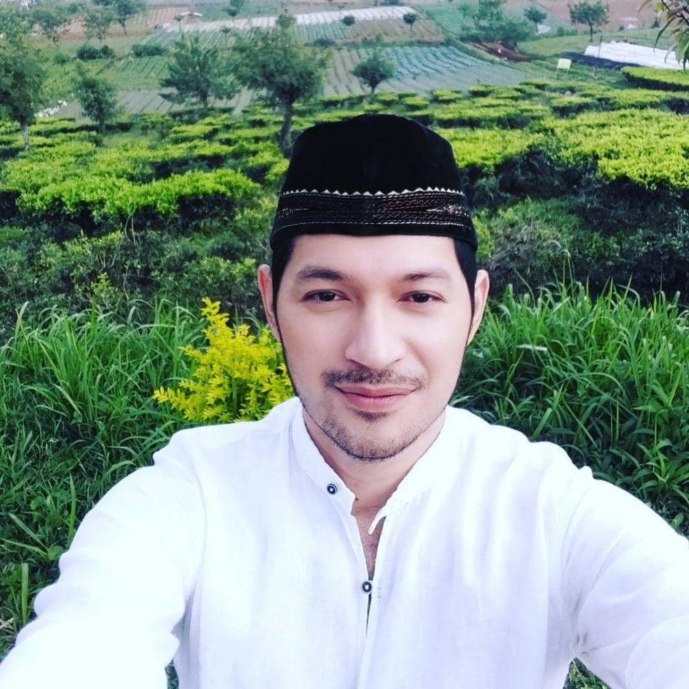 Potret Evan Sanders saat mengenakan busana religi (instagram.com/iam.evansanders)