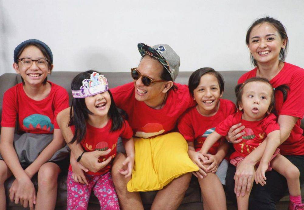 Joanna Alexandra bersama suami dan anak-anaknya. (Instagram.com/joannaalexandra)