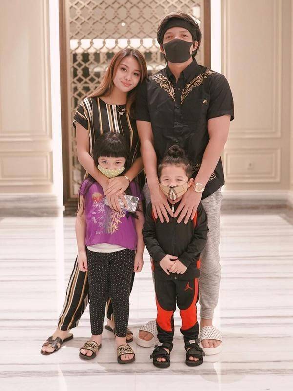 Aurel dan adik (instagram.com/Aurelie.hermansyah)