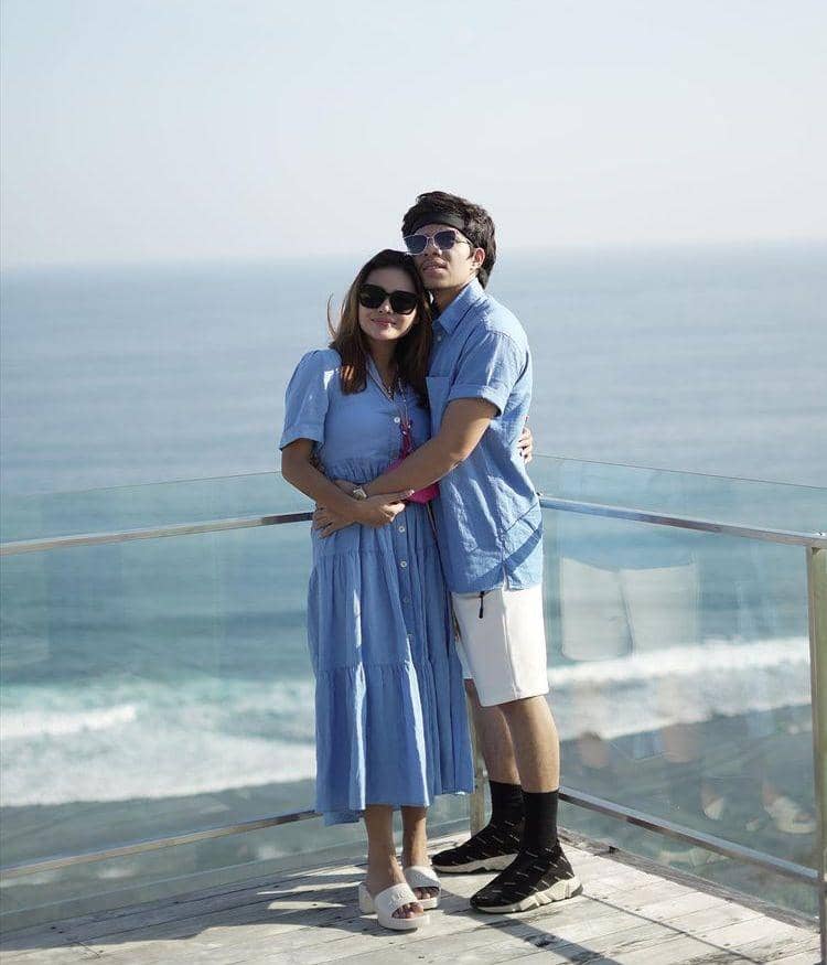 Aurel kenakan dress (instagram.com/Aurelie.hermansyah)