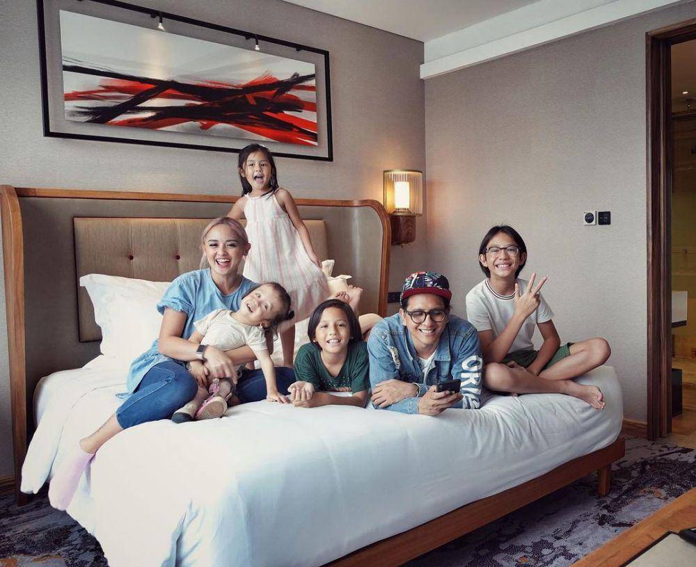 Joanna Alexandra bersama suami dan anak-anak. (Instagram.com/joannaalexandra)