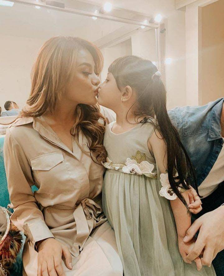 Aurel dan adik (instagram.com/Aurelie.hermansyah)