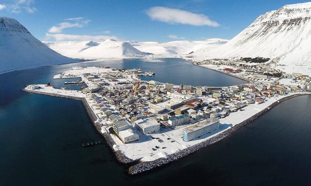 Kota kecil dan dingin bernama Isafjordur di Islandia. (cruisemapper.com)