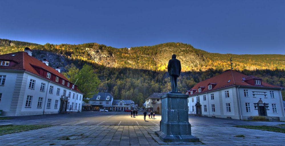 Rjukan yang dingin dan gelap sering dijadikan kota wisata di Norwegia. (bilfinger.com)