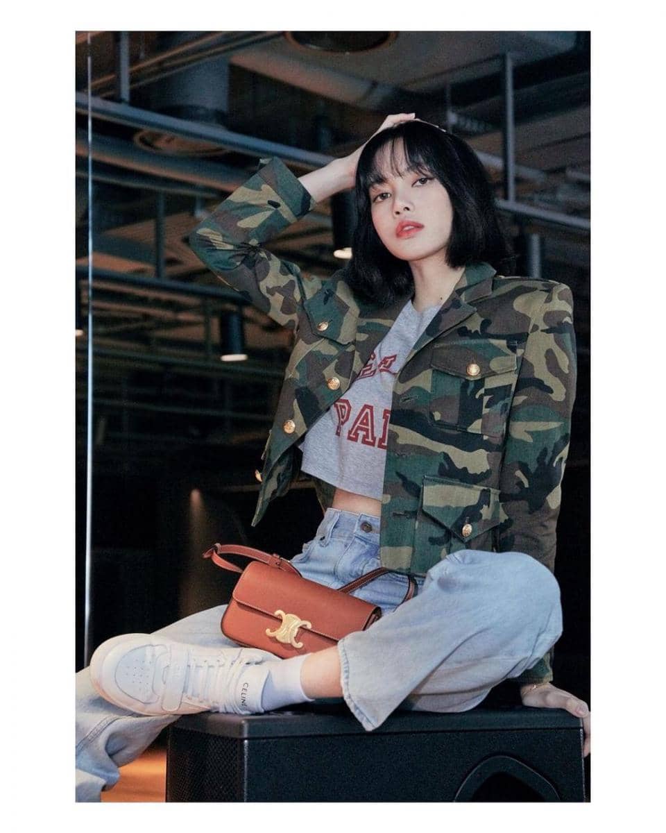 Lisa berpose dengan brand CELINE. (instagram.com/lalalalisa_m)