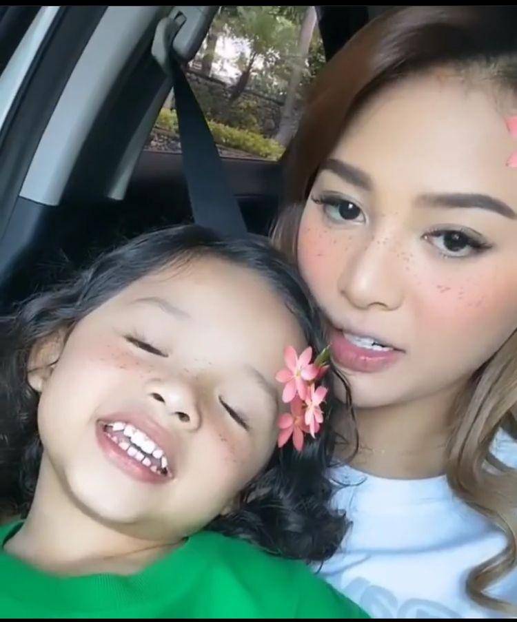 Aurel dan adik (instagram.com/Aurelie.hermansyah)