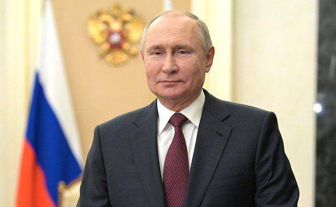 Pernyataan Putin yang menyampaikan vaksin Sputnik dapat diandalkan seperti senapan Kalashnikov, dia mengutip komentar pakar Austria, Florian Thalhammer. Sumber:twitter.com/President of Russia
