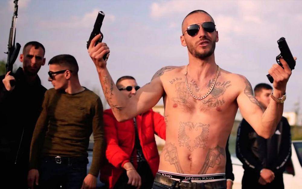 Mafia Albania menantang petugas imigrasi dan polisi lewat unggahan Facebook (telegraph.co.uk)