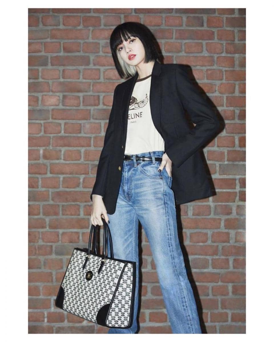 Lisa berpose dengan brand CELINE. (instagram.com/lalalalisa_m)