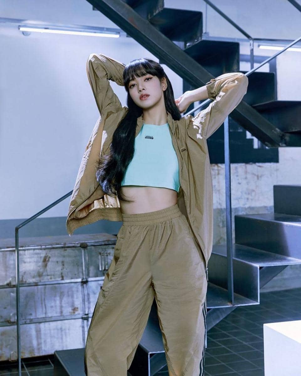 Lisa berpose dengan brand Adidas. (instagram.com/lalalalisa_m)