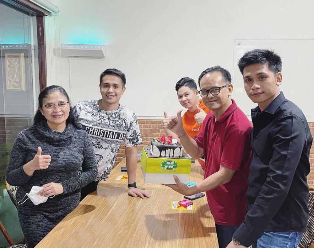 Istri Direhabilitasi, 9 Potret Terbaru Ajun Perwira yang Tetap Bahagia