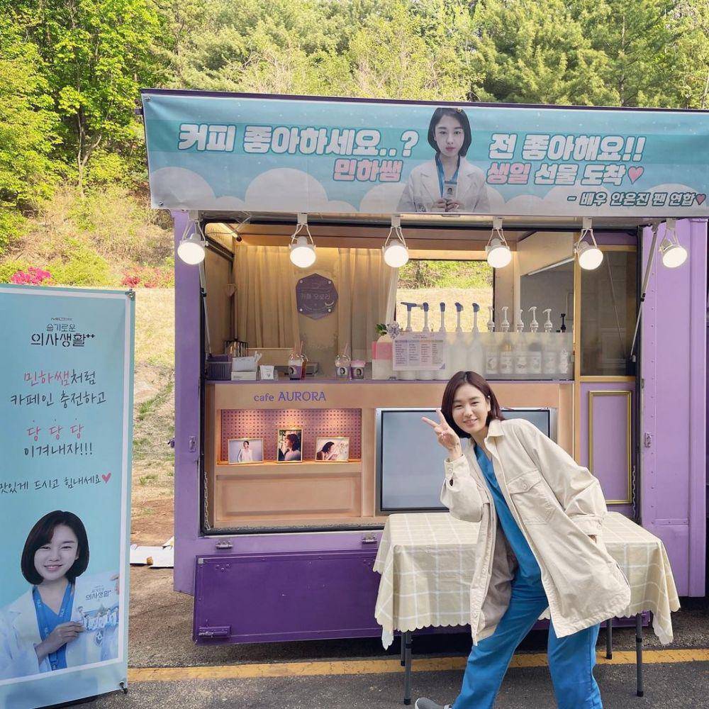 Ahn Eun Jin dapat kiriman food truck dari fans (instagram.com/eunjin___a)