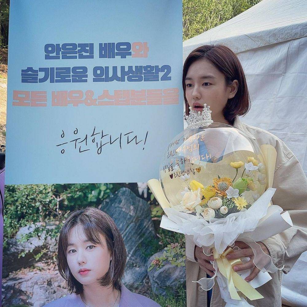 Ahn Eun Jin dapat kiriman food truck dari fans (instagram.com/eunjin___a)