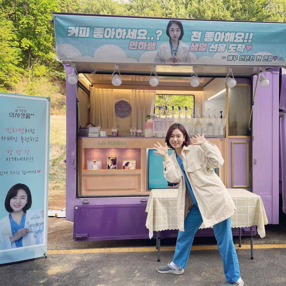 Ahn Eun Jin dapat kiriman food truck dari fans (instagram.com/eunjin___a)