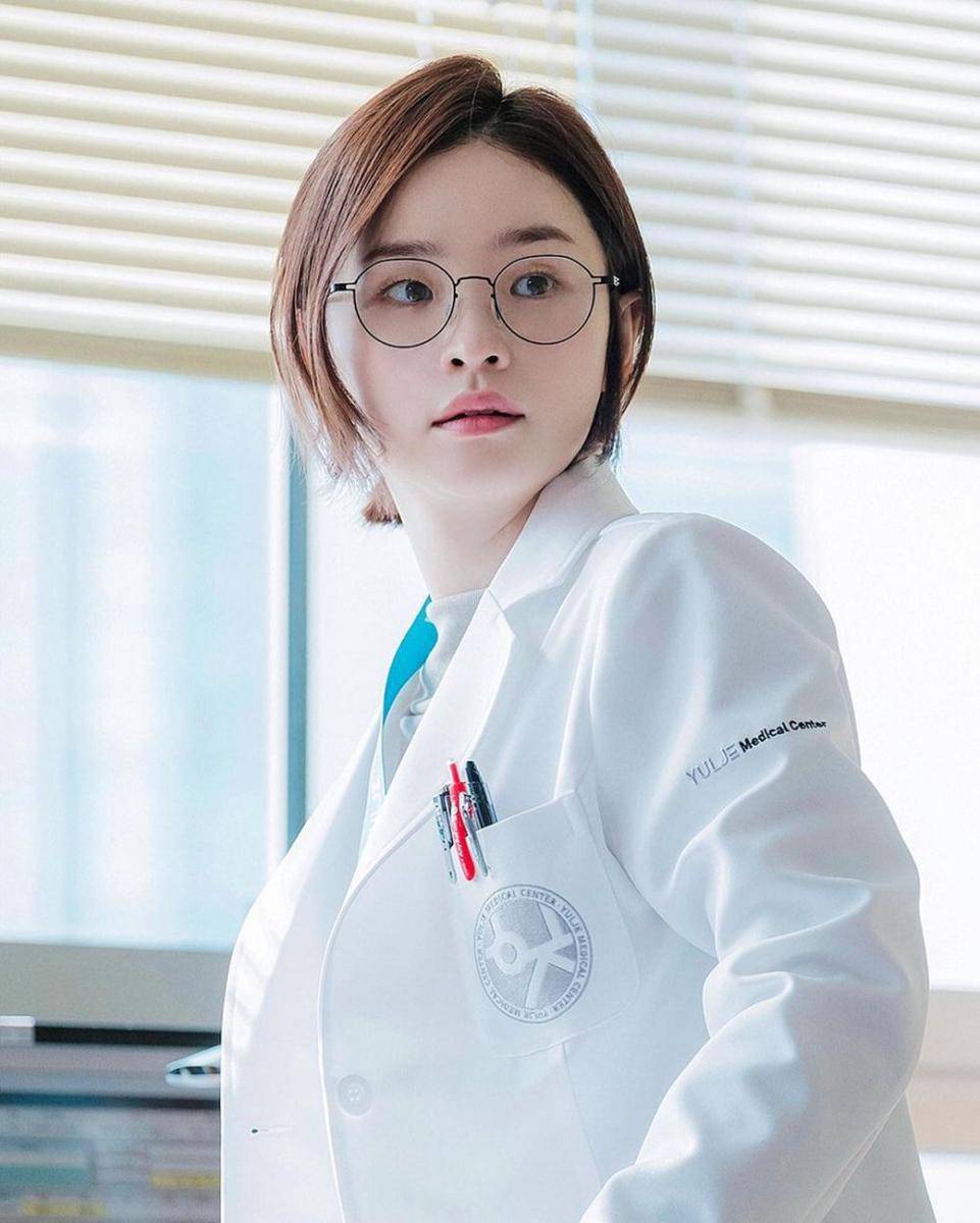 Jeon Mi Do di drama Korea Hospital Playlist (dok. tvN via Instagram.com/lovejeonmido_)