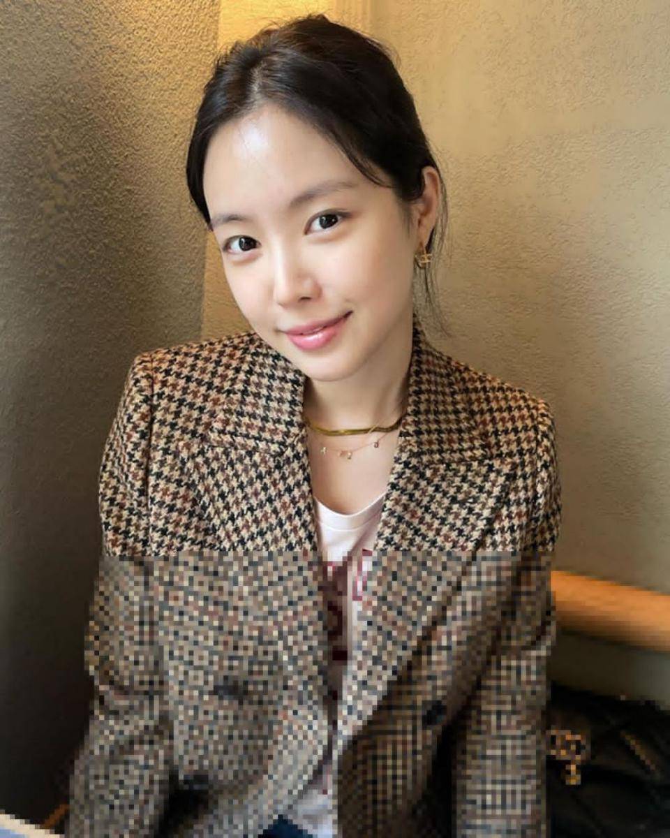 Naeun Apink (instagram.com/marcellasne_)
