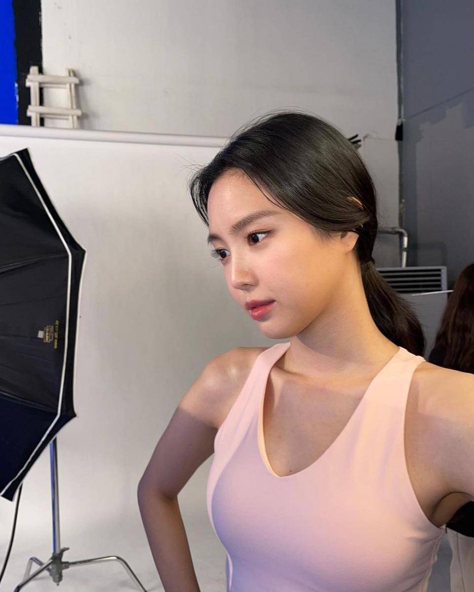 Naeun Apink (instagram.com/marcellasne_)