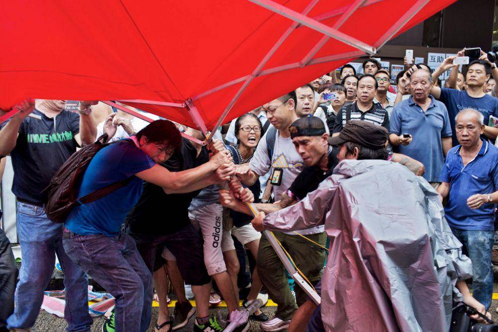 Sekelompok pria yang dipercaya sebagai Triad berusaha membubarkan demonstran di Hong Kong (nytimes.com)