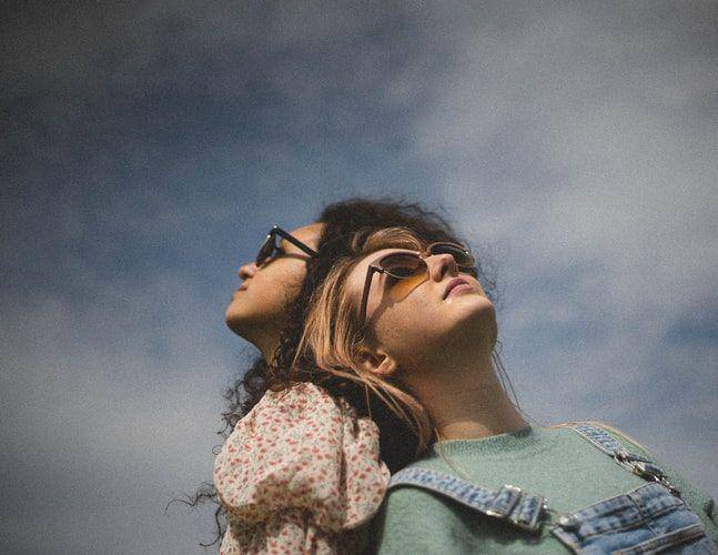 Ilustrasi dua perempuan (unsplash.com/mlnrbalint)