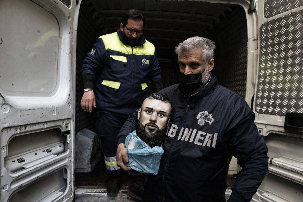 Carabinieri menyita patung kepala Emanuele Sibillo, salah satu petinggi Camorra yang tewas di tahun 2015 (pledgetimes.com)