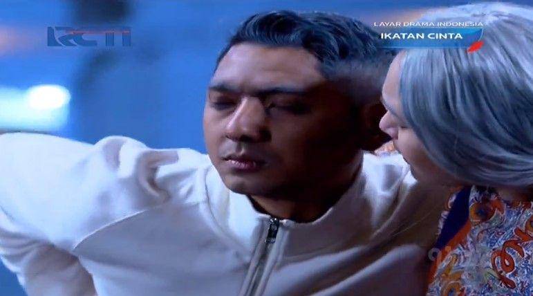 Arya Saloka dan Amanda Manopo berakting menjadi tua (dok. MNC Pictures/Ikatan Cinta via vidio.com)