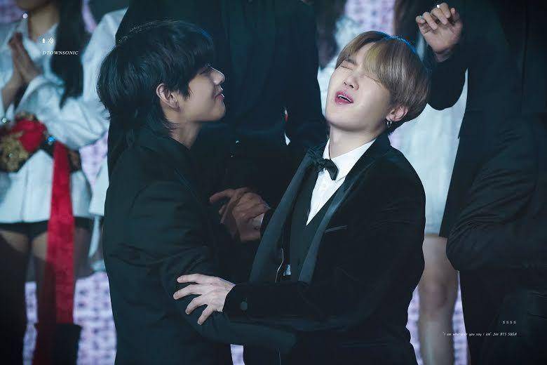 Suga dan V BTS. (koreaboo.com)