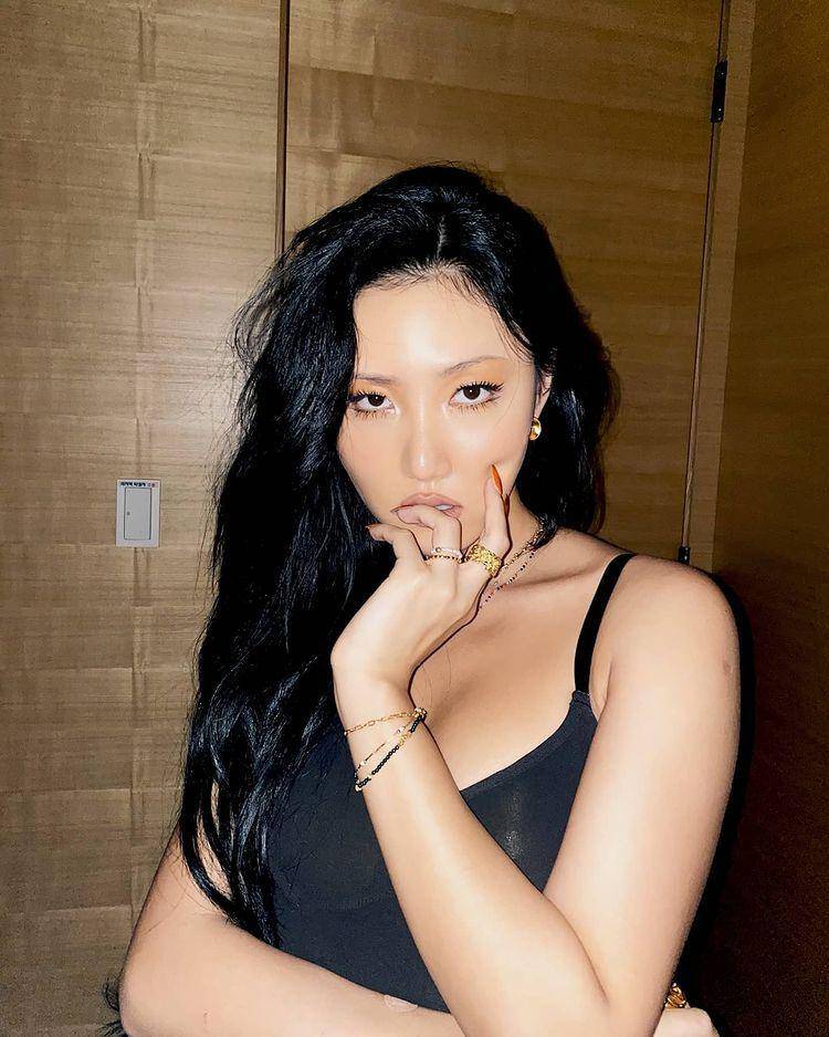 Potret Hwasa MAMAMOO (instagram.com/_mariahwasa)