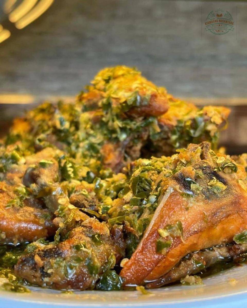 Ayam cabe ijo (instagram.com/kiambangnusantara)