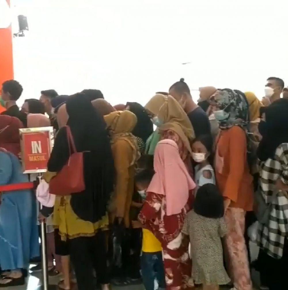 Viral, Konsumen Toserba Yogya di Bandung Berkerumun Abaikan Prokes