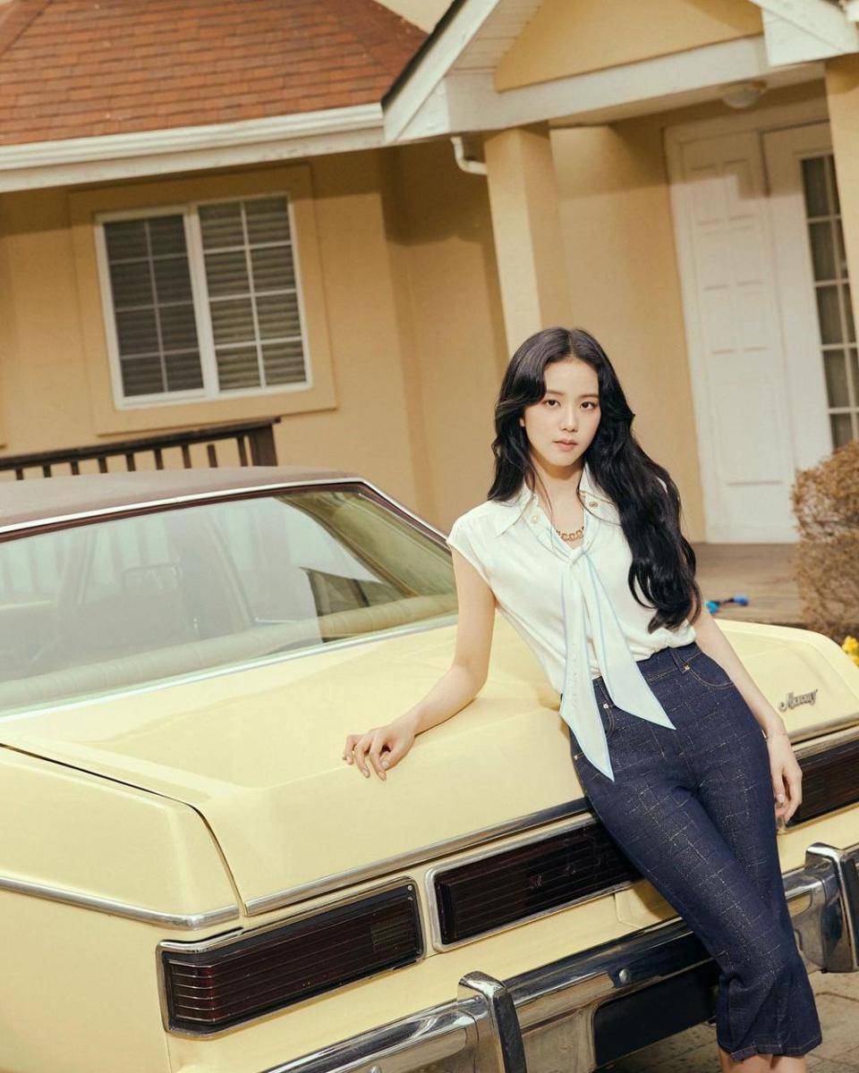 Pemotretan Jisoo untuk "For A Day Mitchaa" (Instagram.com/sooyaaa__