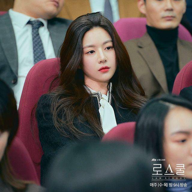 Pesona Go Yoon Jung di Law School (instagram.com/jtbcdrama)