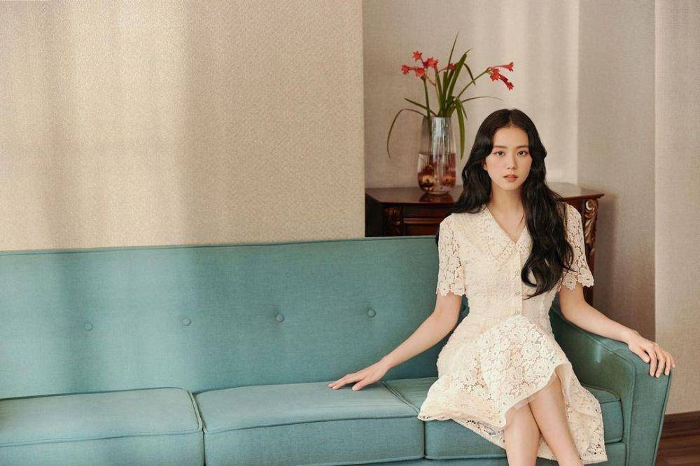 Pemotretan Jisoo untuk "For A Day Mitchaa" (Instagram.com/sooyaaa__