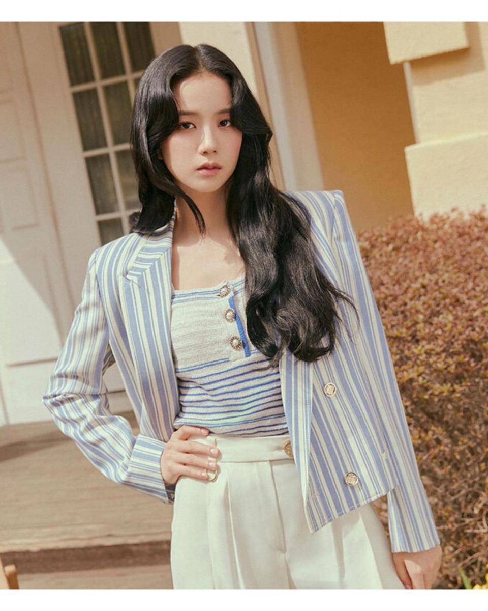 Pemotretan Jisoo untuk "For A Day Mitchaa" (Instagram.com/sooyaaa__diary