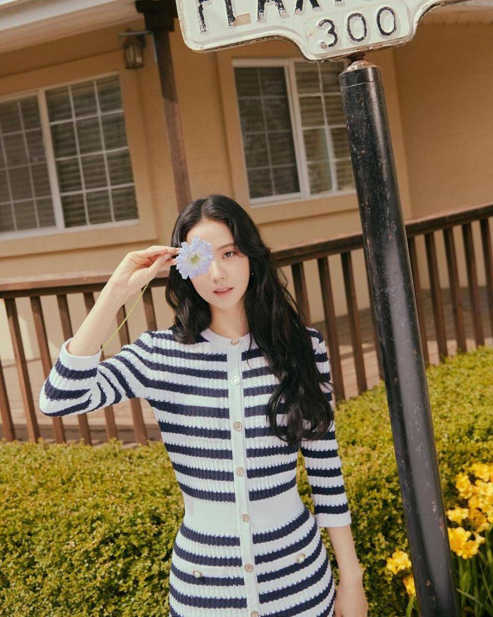 Pemotretan Jisoo untuk "For A Day Mitchaa" (Instagram.com/sooyaaa_