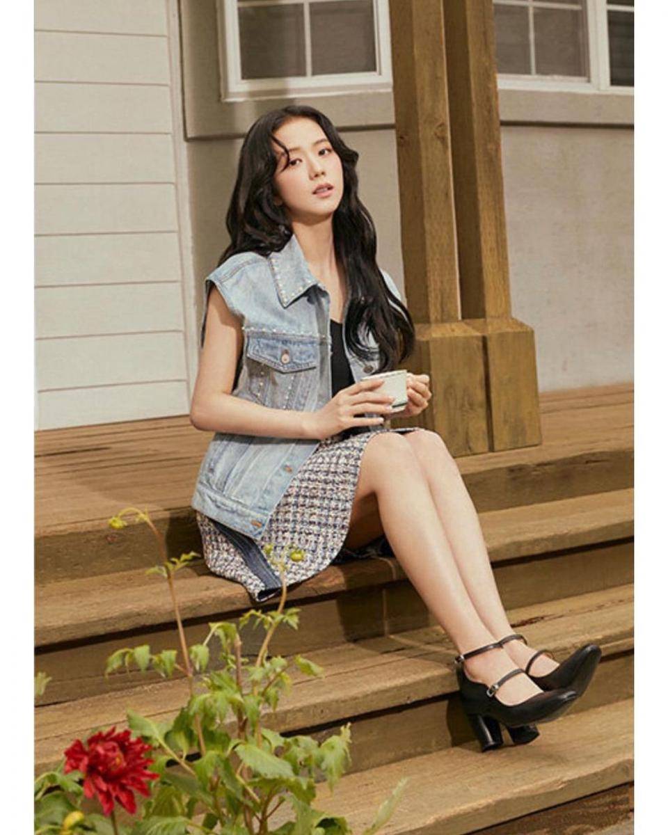 Pemotretan Jisoo untuk "For A Day Mitchaa" (Instagram.com/sooyaaa__diary