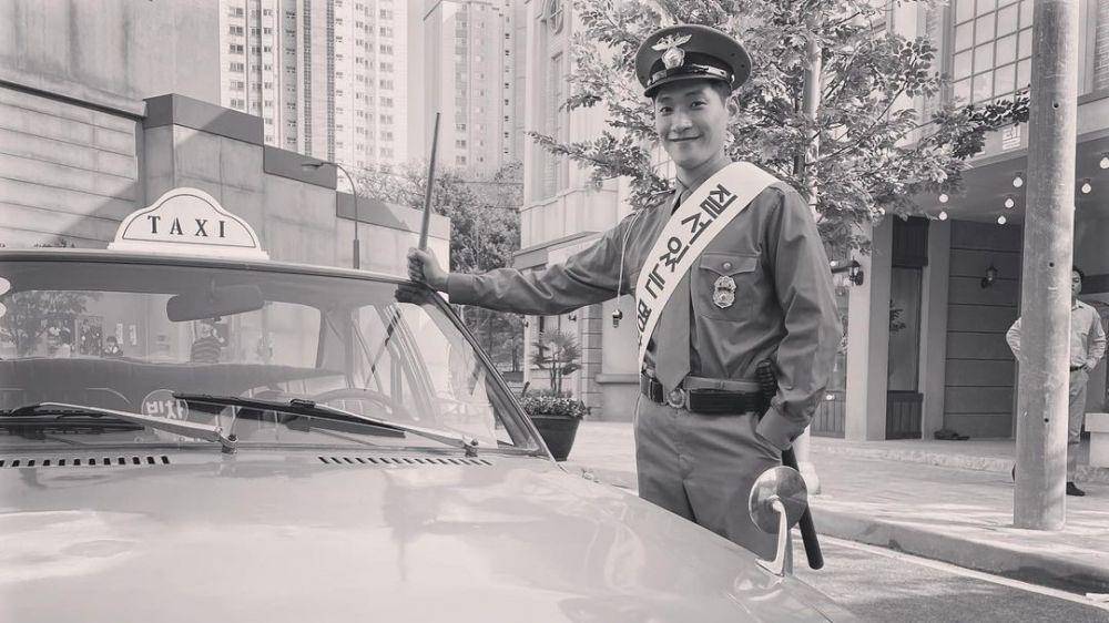 Jung Wook Jin Polisi kocak di Youth of May (instagram.com/w00kjin)