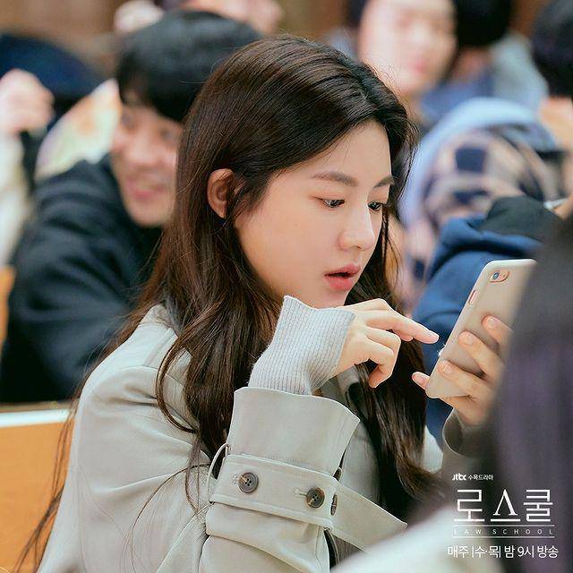 Pesona Go Yoon Jung di Law School (instagram.com/jtbcdrama)