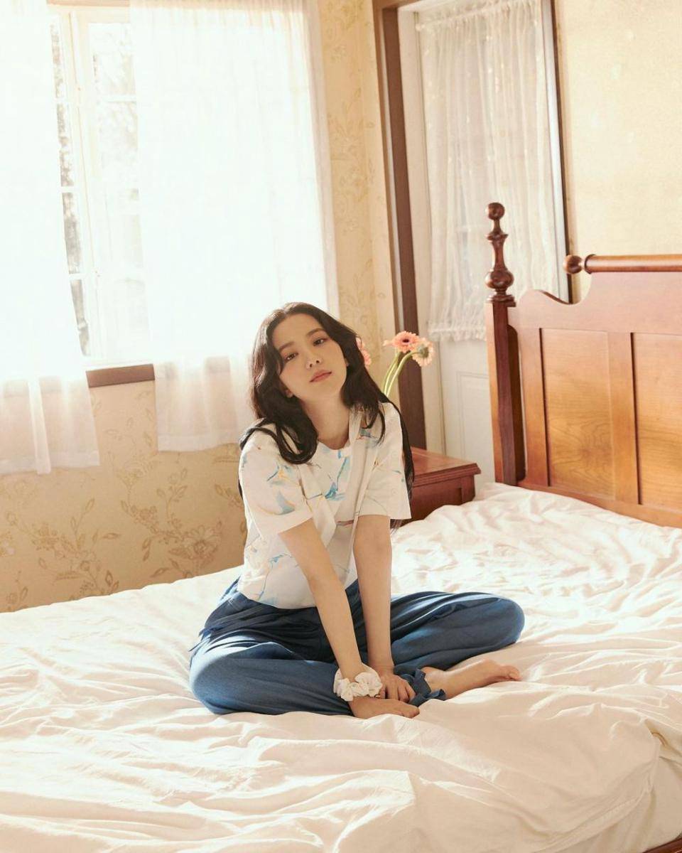 Pemotretan Jisoo untuk "For A Day Mitchaa" (Instagram.com/sooyaaa__