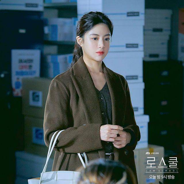 Pesona Go Yoon Jung di Law School (instagram.com/jtbcdrama)