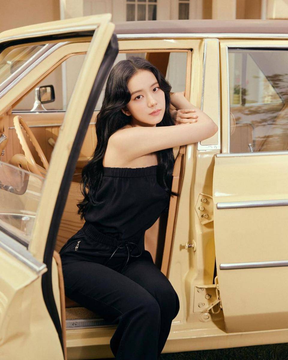 Pemotretan Jisoo untuk "For A Day Mitchaa" (Instagram.com/sooyaaa__
