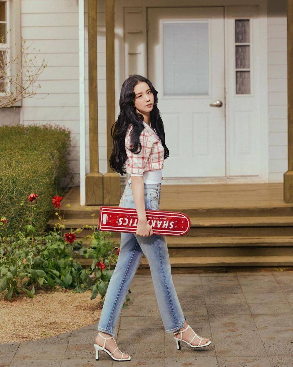 Pemotretan Jisoo untuk "For A Day Mitchaa" (Instagram.com/sooyaaa__