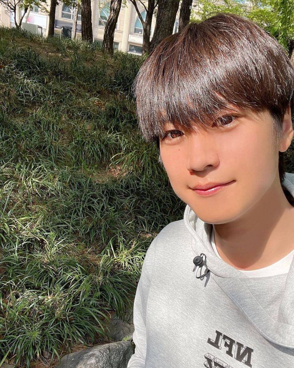 Na In Woo berselfie. (instagram.com/cubeunited_official)