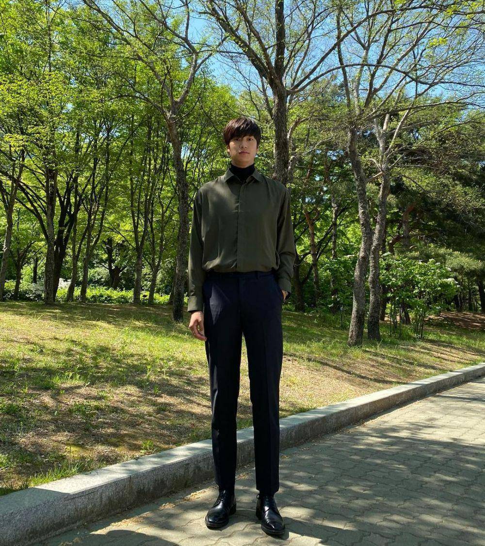 Na In Woo berpose. (instagram.com/10042n00)