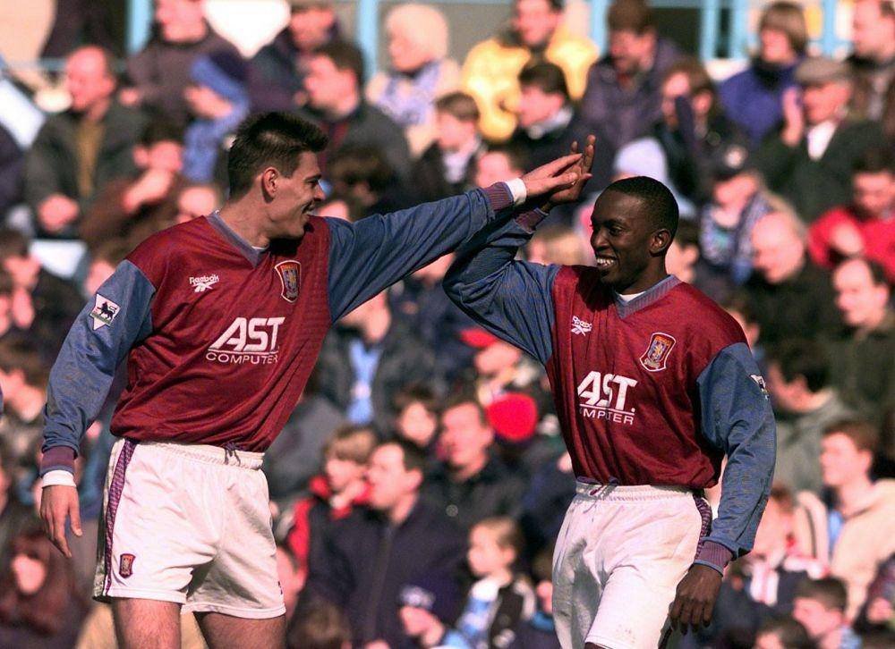 Savo Milosevic merayakan sebuah goal bersama Dwight Yorke (birminghammail.co.uk)